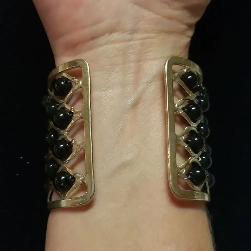 VNTG Goldtone Lattice Black Bead Bracelet - Picture 4 of 4